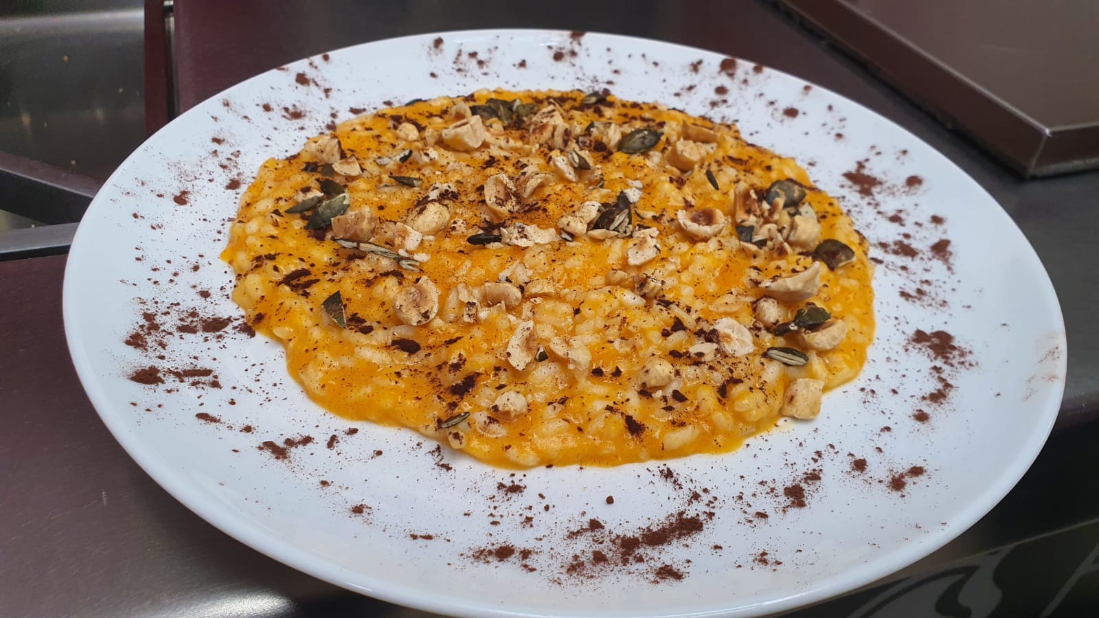 Risotto alla zucca rossa con nocciole tostate e cacao amaro
